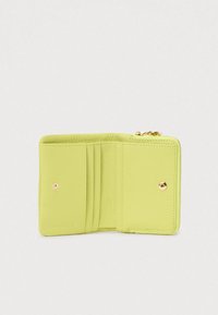 Vihreä nahkalompakko avattuna, näyttäen korttipaikat, napituskiinnitys ja vetoketjullinen kolikoille tarkoitettu osio, jossa on kultainen vetoketjun vedin.