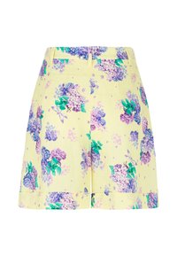 Gelbe Blumenshorts mit lila Hortensienmustern und grünen Blättern, aus leichtem Stoff mit umgeschlagenem Saum und strukturierter Taille.