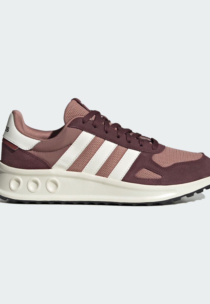 Bordeauxfarbene und rosafarbene Sportschuhe aus Mesh- und Wildledermaterialien, mit drei weißen Streifen, einem gepolsterten Kragen und einer strukturierten Sohle.