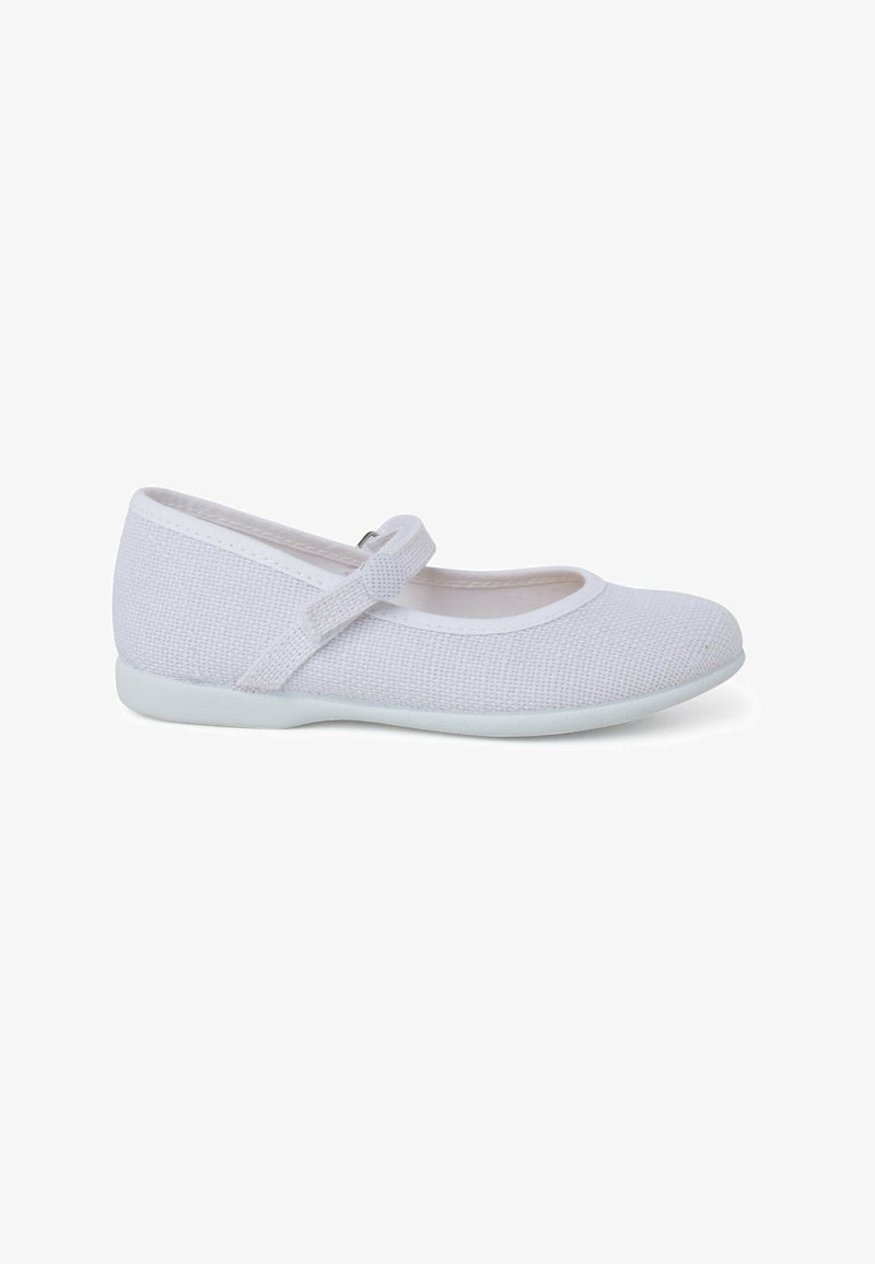 Weiße Leinenschuhe im Mary Jane-Stil mit runder Zehenform, verstellbarem Riemen, texturiertem Obermaterial und flexibler Gummisohle.