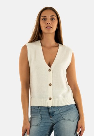 Cárdigan blanco sin mangas con escote en V, que cuenta con tres botones marrones y un dobladillo acanalado, fabricado en un material suave y texturizado.