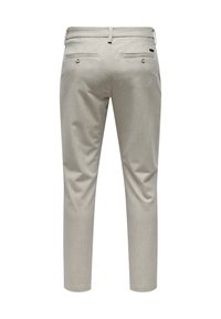 Pantalones en gris claro con una tela texturizada, corte ajustado, bolsillos traseros con cierres de botón y trabillas en la cintura.