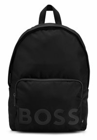 Sac à dos en nylon noir de forme arrondie, avec une poche zippée à l'avant et un logo "BOSS" noir mat bien en évidence sur le bas à l'avant.