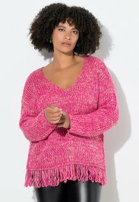 Fuchsia gestrickter Pullover mit V-Ausschnitt, langen Ärmeln und Fransen am Saum. Hergestellt aus weichem Material mit einer strukturierten, locker gestrickten Optik.