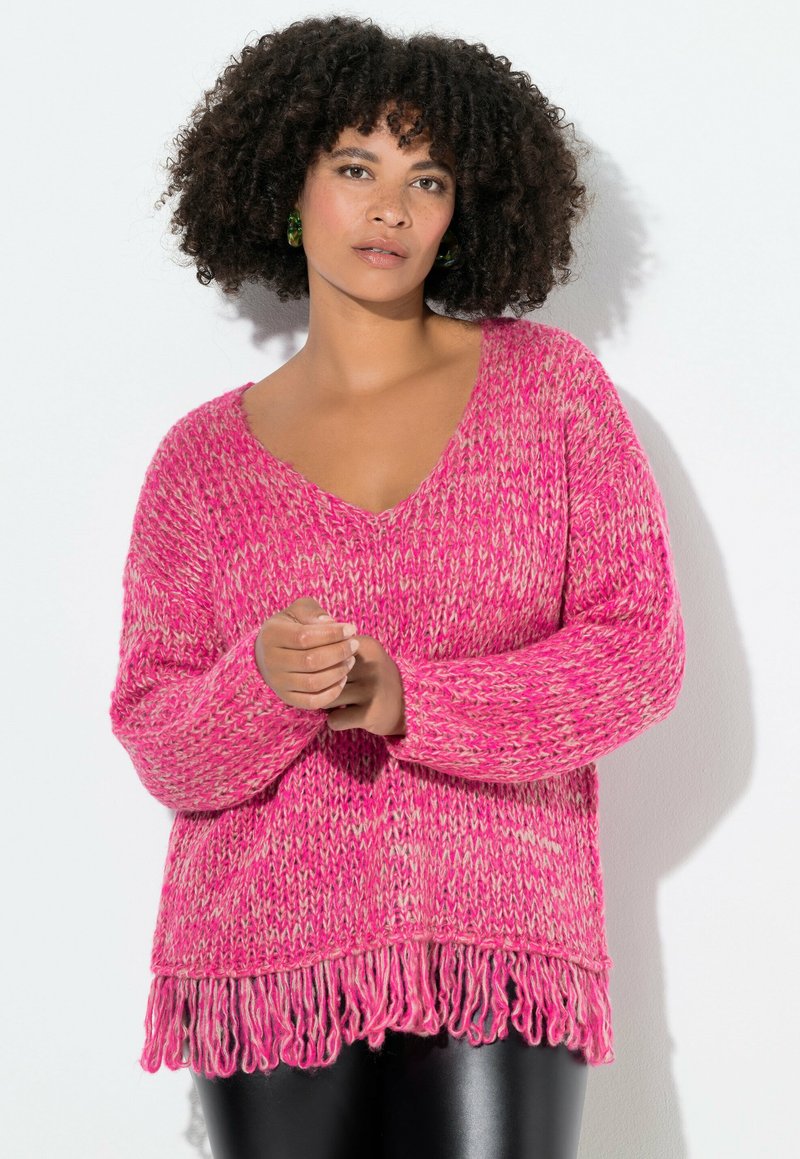 Fuchsia gestrickter Pullover mit V-Ausschnitt, langen Ärmeln und Fransen am Saum. Hergestellt aus weichem Material mit einer strukturierten, locker gestrickten Optik.