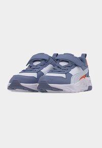 Ζευγάρι παιδικά αθλητικά παπούτσια σε μπλε, λευκό και πορτοκαλί χρώμα με λουράκια βέλκρο και υφασμάτινο δίχτυ, τοποθετημένα δίπλα το ένα στο άλλο σε λευκό φόντο.