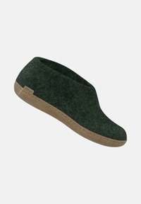Mørkegrønne filt tøfler med en beige gummisål, rund tå og enkle syningsdetaljer langs kanten. Blød tekstur og elegant design.