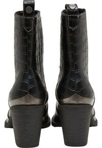 Botas de tobillo de cuero negro con estampado de cocodrilo, tacones altos de bloque, adornos metálicos decorativos en el tacón y tiradores para una fácil puesta.