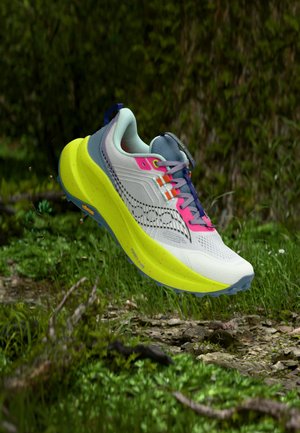 XODUS ULTRA 4 - Chaussures de running - white/citron