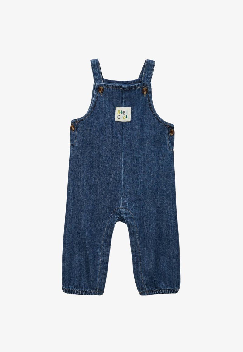 Salopette en denim bleu foncé, avec des bretelles réglables, des accents en boutons et une plaque carrée avec le texte "BEB COOL". Manches élastiques.