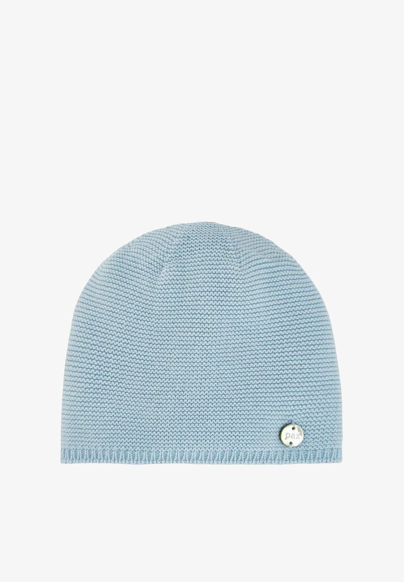Bonnet tricoté bleu clair avec texture côtelée horizontale et une petite étiquette métallique ronde embossée du mot « paz » près de l'ourlet.