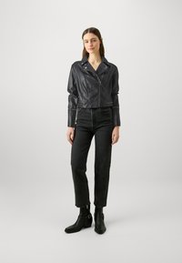 Guess ALICE CHAIN - Dirbtinės odos striukė - jet black