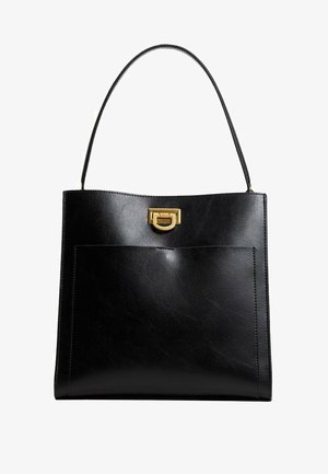 Sort læder tote taske med en struktureret form, der har en frontlomme og et spænde i guld tone. Glat tekstur og enkelt skulderrem.