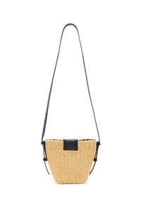 Borsa in paglia intrecciata con un accento in pelle nera, caratterizzata da una forma curva e una tracolla regolabile, che presenta una finitura naturale e texture.