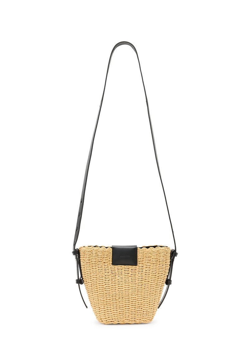 Borsa in paglia intrecciata con un accento in pelle nera, caratterizzata da una forma curva e una tracolla regolabile, che presenta una finitura naturale e texture.