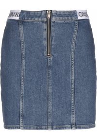 Falda de mezclilla con una cinturilla alta, que incluye una cremallera frontal y una banda blanca con la marca en la parte superior. Tono azul claro con una textura suave.