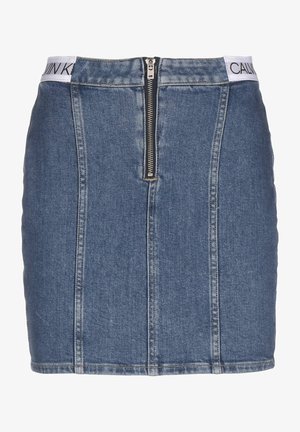 Denim nederdel med høj talje, der har en frontlynlås og et hvidt mærket bånd øverst. Lys blå nuance med en glat tekstur.