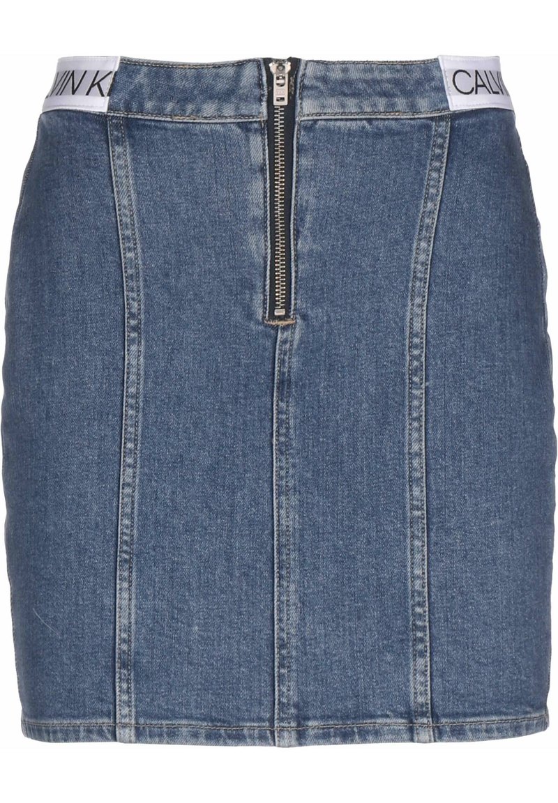 Falda de mezclilla con una cinturilla alta, que incluye una cremallera frontal y una banda blanca con la marca en la parte superior. Tono azul claro con una textura suave.
