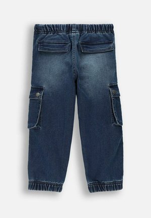 Ciemnoniebieskie dżinsowe spodnie cargo z elastycznym paskiem i ściągaczami, wyposażone w klapowe kieszenie z tyłu i po bokach z zapięciami na guziki.