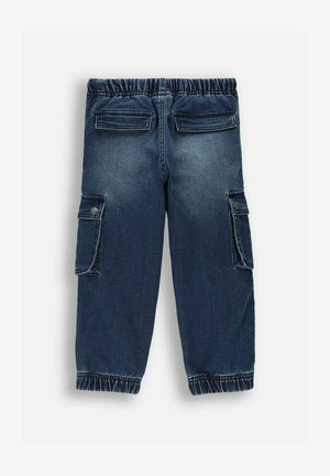 Ciemnoniebieskie dżinsowe spodnie cargo z elastycznym paskiem i ściągaczami, wyposażone w klapowe kieszenie z tyłu i po bokach z zapięciami na guziki.