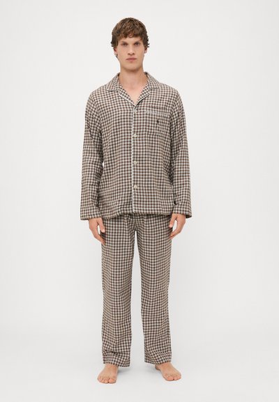 Brun og hvidt ternet pyjamas sæt bestående af en knap-op skjorte med krave og brystlomme, parret med lige bukser. Blød stoftekstur.