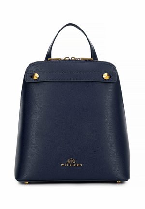 Sac à dos en cuir marine avec une finition texturée, accents en métal doré, poignée supérieure et fermeture éclair. Présente le logo de la marque en bas.