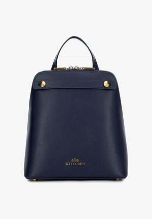 Sac à dos en cuir marine avec une finition texturée, accents en métal doré, poignée supérieure et fermeture éclair. Présente le logo de la marque en bas.