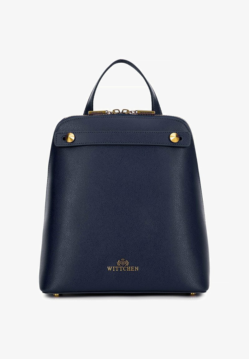 Marineblauwe leren rugzak met een gestructureerde afwerking, gouden hardware-accenten, een handvat aan de bovenkant en een ritssluiting. Bevat het merkembleem onderaan.