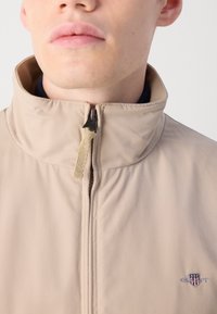 GANT HAMPSHIRE JACKET - Poletna jakna - concrete beige