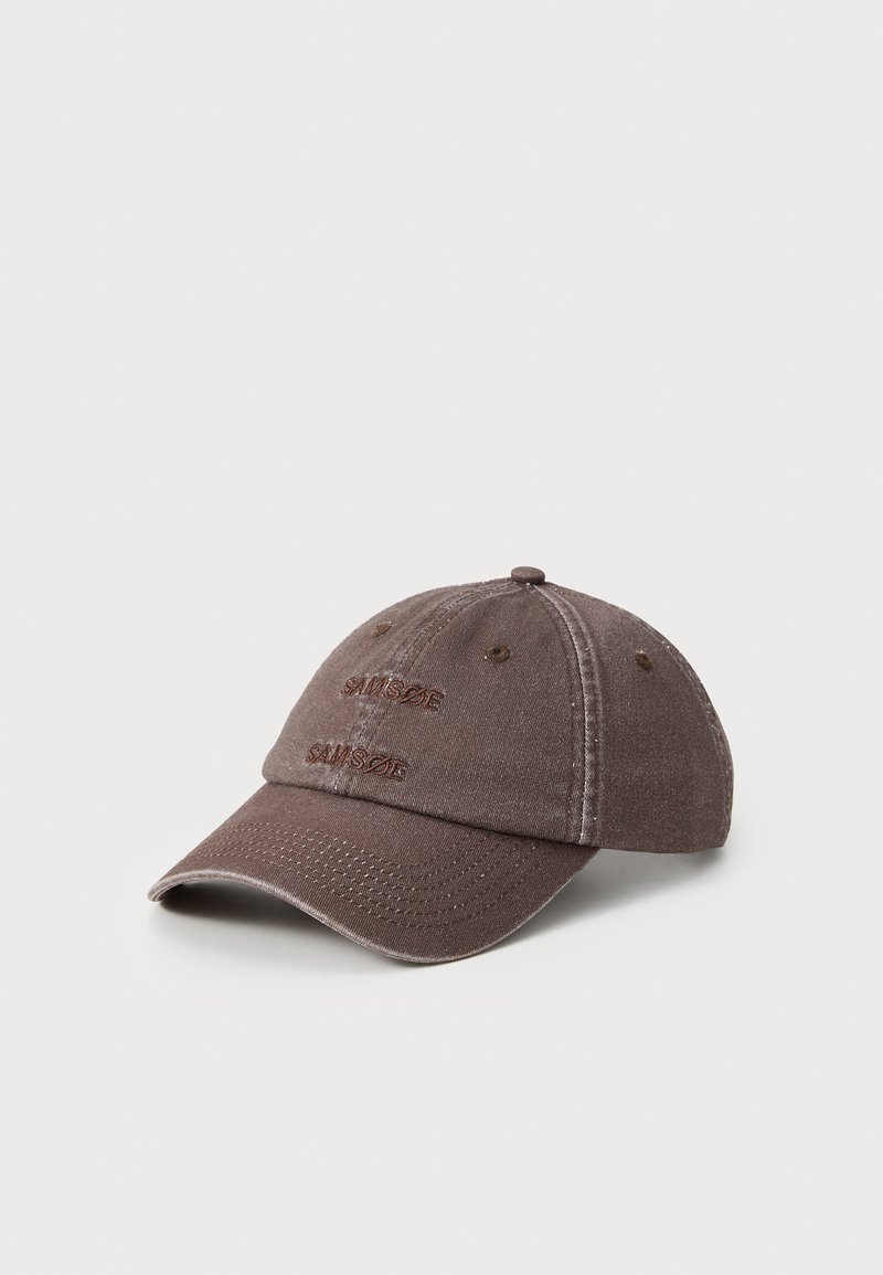 Cappellino da baseball in cotone marrone con visiera curvada, logo ricamato "SAMSØE" sul davanti e fascia regolabile sul retro.
