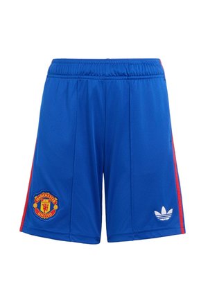 Niebieskie krótkie spodenki sportowe z czerwonymi paskami po bokach, logo Manchester United na lewej nodze oraz białe logo Adidas na prawej nodze.