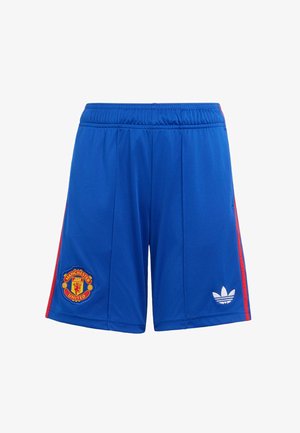 Niebieskie krótkie spodenki sportowe z czerwonymi paskami po bokach, logo Manchester United na lewej nodze oraz białe logo Adidas na prawej nodze.