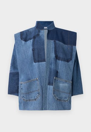 Veste en denim, présentant différentes nuances de bleu, un col haut et deux poches avant. Des panneaux texturés créent un design en patchwork.