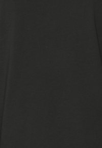 Schwarzes T-Shirt aus weicher Baumwolle, mit glatter Textur und Rundhalsausschnitt. Keine Muster oder Verzierungen vorhanden.