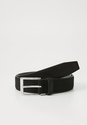 Ceinture en daim noir avec une finition lisse, dotée d'une boucle en métal argenté et d'un détail de couture le long des bords. Le design est simple et classique.