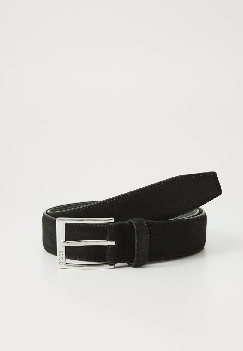 Curea din suede negru cu un finisaj neted, având o cataramă din metal argintiu și detalii cu cusături pe margini. Designul este simplu și clasic.