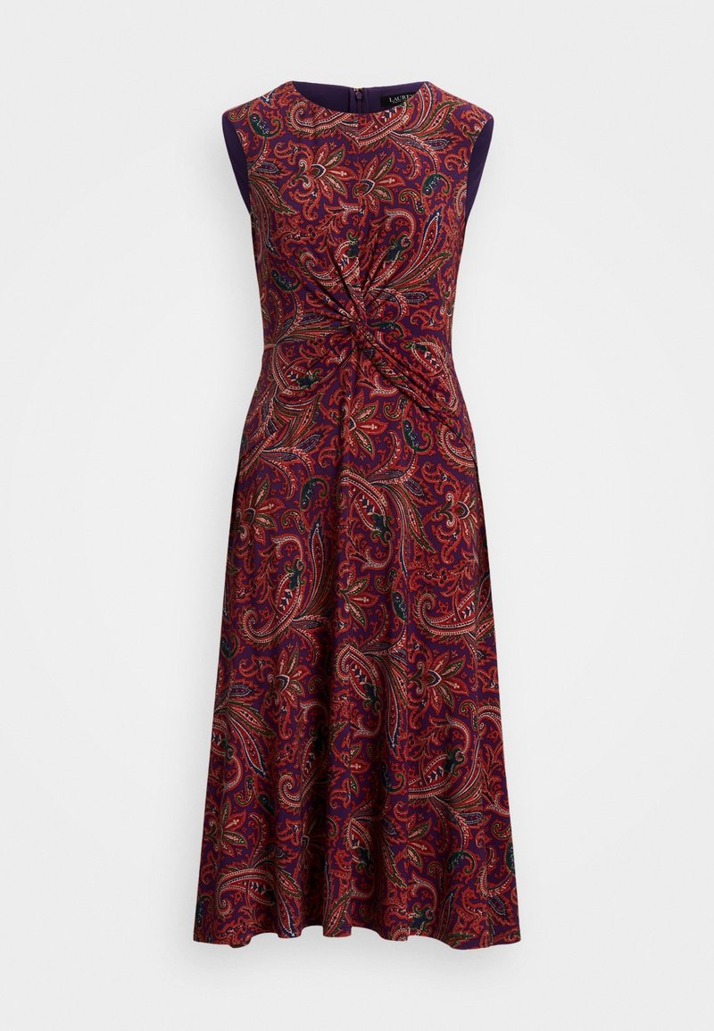 Klänning med ärmlös design, lila bas med intrikata röda och gröna paisleymönster, och en vriden knutdetalj vid midjan.