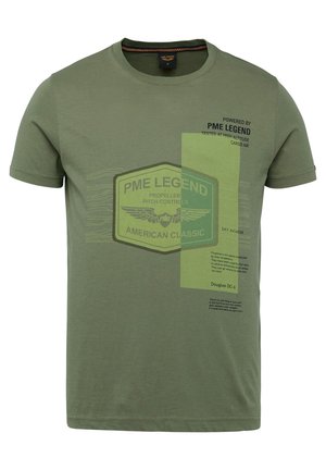 Oliwkowa, krótka koszulka z okrągłym dekoltem, z logo PME Legend, skrzydlatym emblematem oraz lotniczym motywem tekstowym na lewej stronie piersi.