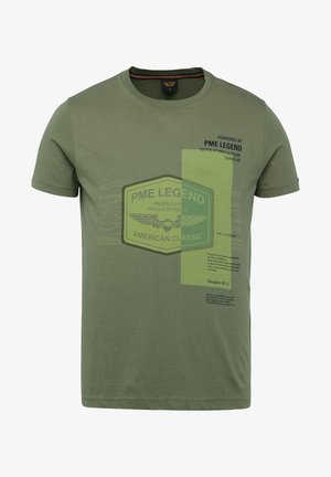 Oliwkowa, krótka koszulka z okrągłym dekoltem, z logo PME Legend, skrzydlatym emblematem oraz lotniczym motywem tekstowym na lewej stronie piersi.