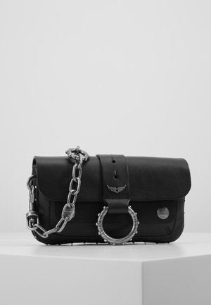 Schwarze Lederhandtasche mit silberner Kettenriemen, runder Metallschnalle, kleinem Flügel-Emblem und rundem Nietdetail auf der vorderen Klappe.
