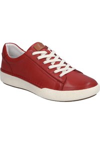 Sneaker in pelle rossa con lacci bianchi, suola bianca testurizzata e dettaglio color camel sulla linguetta. Punta rotonda con sottili dettagli di cucitura.