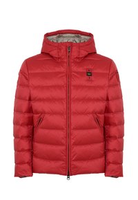Giacca a vento rossa trapuntata con cappuccio, zip frontale, tasche laterali con zip e piccolo patch nero e giallo sul petto.