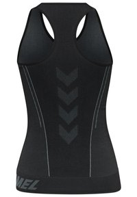 Svart atletisk linne med racerback-design, med subtila grå chevronmönster och texturerad tyg. Logotypen visas vid fållen.