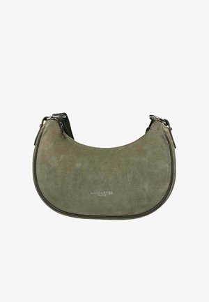 Sac à main en daim vert olive en forme de croissant avec une bandoulière noire et des ferrures argentées, petit logo de la marque embossé au centre devant.