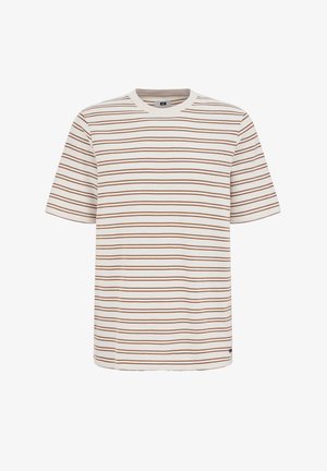Fehér rövid ujjú póló vékony, vízszintes barna csíkokkal és kerek nyakkivágással, egyszínű fehér háttéren bemutatva.