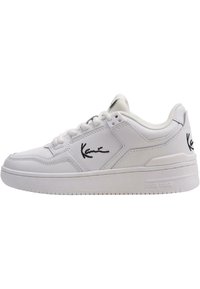 Hvide sneakers med glat læderoverdel, rund tå, snørebånd foran og sort logo på siden. Tykk gummisål giver stabilitet.