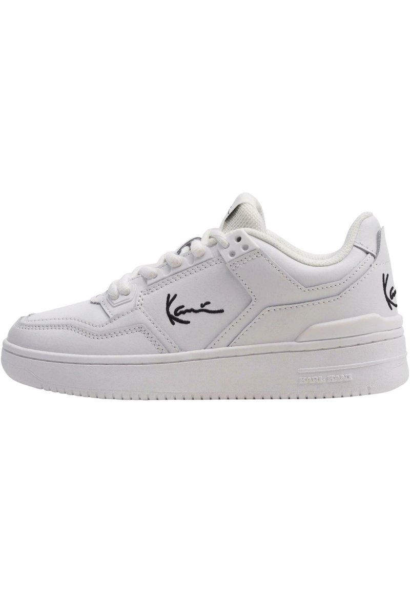 Hvide sneakers med glat læderoverdel, rund tå, snørebånd foran og sort logo på siden. Tykk gummisål giver stabilitet.