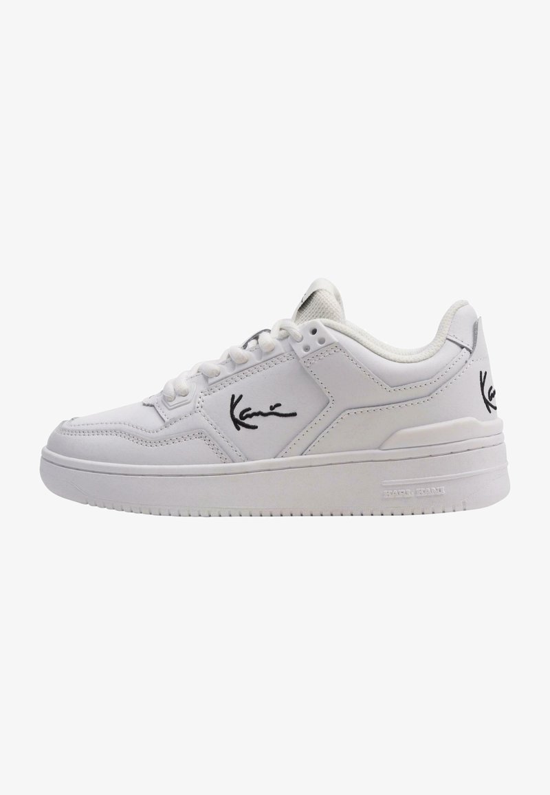 Sneaker bianco con tomaia in pelle liscia, punta rotonda, chiusura con lacci e logo nero di lato. La suola in gomma spessa offre stabilità.