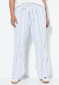 Weiße gestreifte Hose mit blauen vertikalen Streifen, leichtes Material, elastischer Bund mit Kordelzug, weit geschnittenes Design und ohne auffällige Muster.