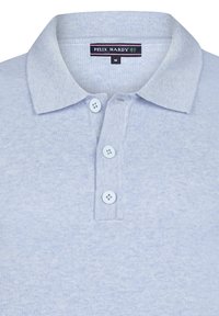 Jasnoniebieska koszulka polo wykonana z miękkiego materiału. Posiada klasyczny kołnierzyk, zapięcie na trzy guziki oraz metkę z napisem "FELIX HARDY" i rozmiarem "M".